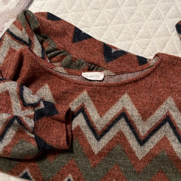 Chevron pattern blouse. - Picture 6 of 7